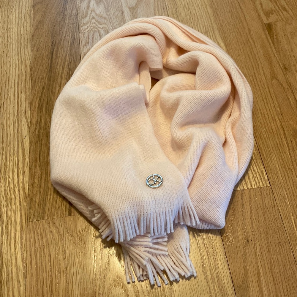 NWOT Calvin Klein light pink scarf